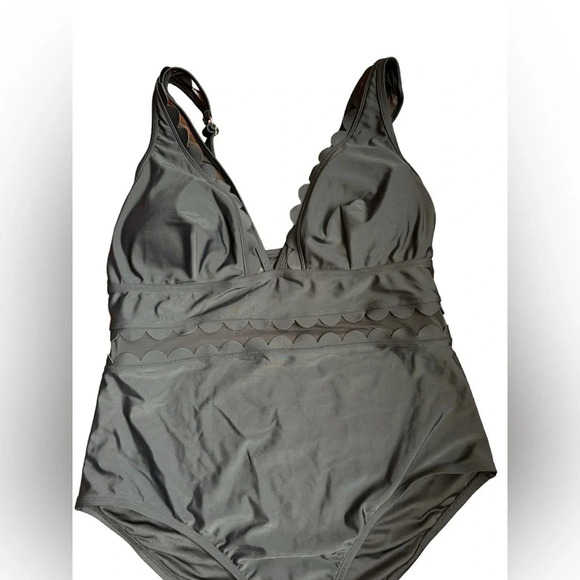 CupShe Solid Black V-Neck One Piece Swimsuit Scalloped Wide Straps Size 1X Pad - Picture 3 of 11